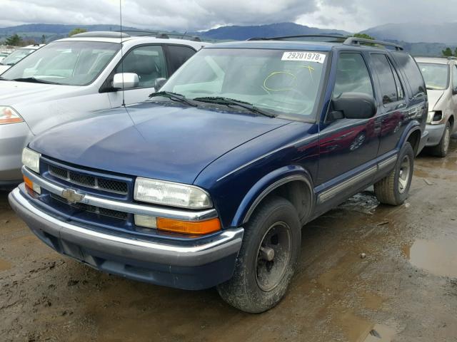 1GNCS13W0Y2285108 - 2000 CHEVROLET BLAZER BLUE photo 2