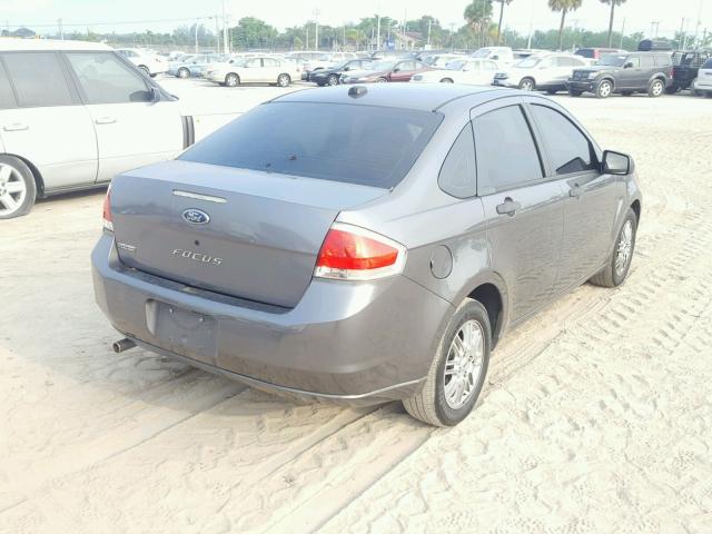 1FAHP35N79W185961 - 2009 FORD FOCUS SE GRAY photo 4