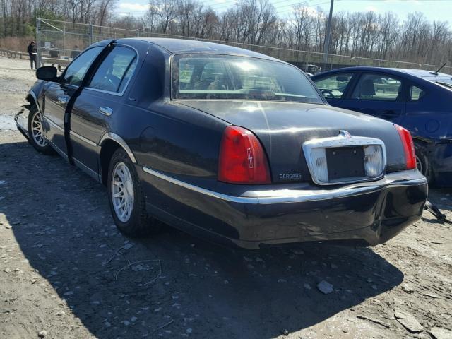 1LNHM82W9YY847017 - 2000 LINCOLN TOWN CAR S BLACK photo 3