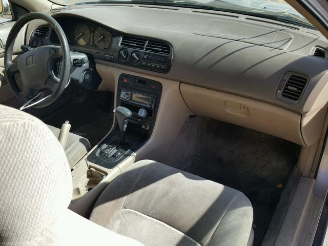 1HGCD7234TA006501 - 1996 HONDA ACCORD LX SILVER photo 9