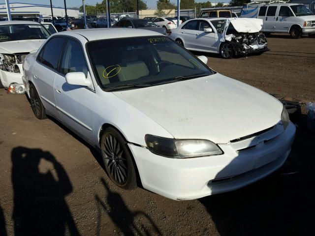 1HGCG564XWA137726 - 1998 HONDA ACCORD LX WHITE photo 1