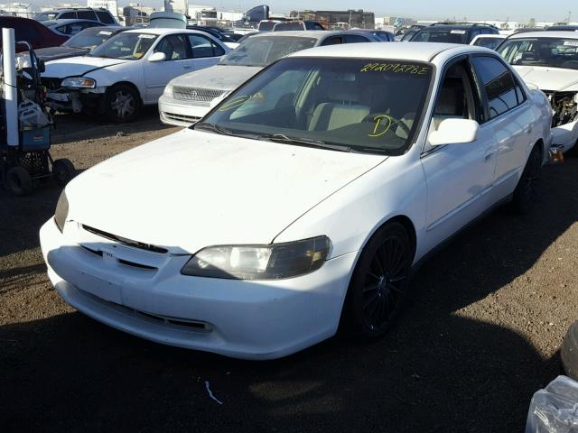 1HGCG564XWA137726 - 1998 HONDA ACCORD LX WHITE photo 2