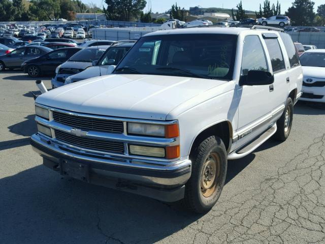 1GNEK13R9WJ331413 - 1998 CHEVROLET TAHOE K150 WHITE photo 2