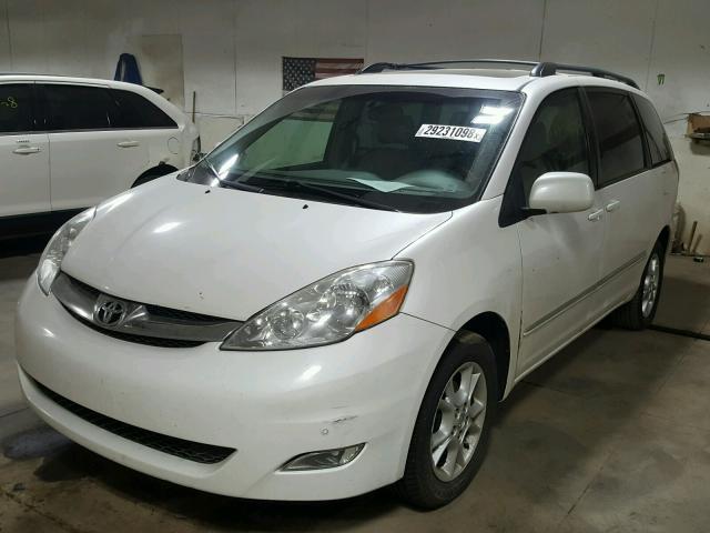 5TDBA22C96S076735 - 2006 TOYOTA SIENNA XLE WHITE photo 2