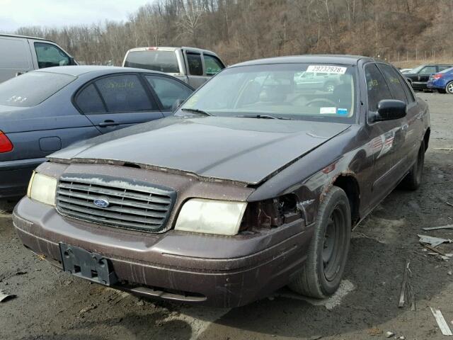 2FAFP71W8WX111140 - 1998 FORD CROWN VICT BROWN photo 2