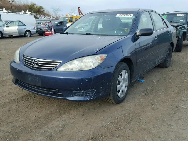 4T1BE32K25U103524 - 2005 TOYOTA CAMRY LE BLUE photo 2