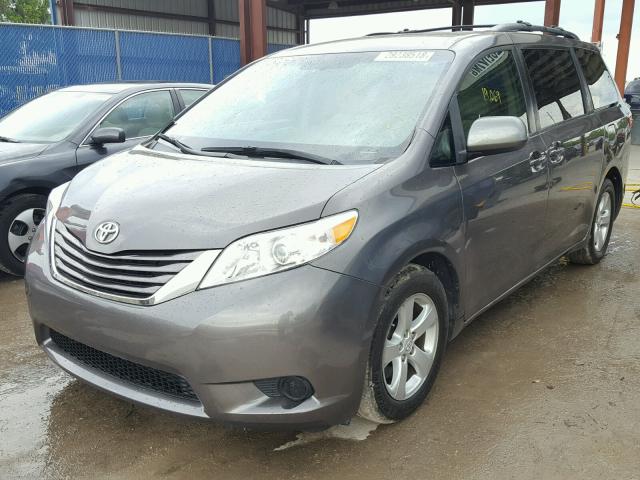 5TDKK3DC3FS565115 - 2015 TOYOTA SIENNA LE GRAY photo 2