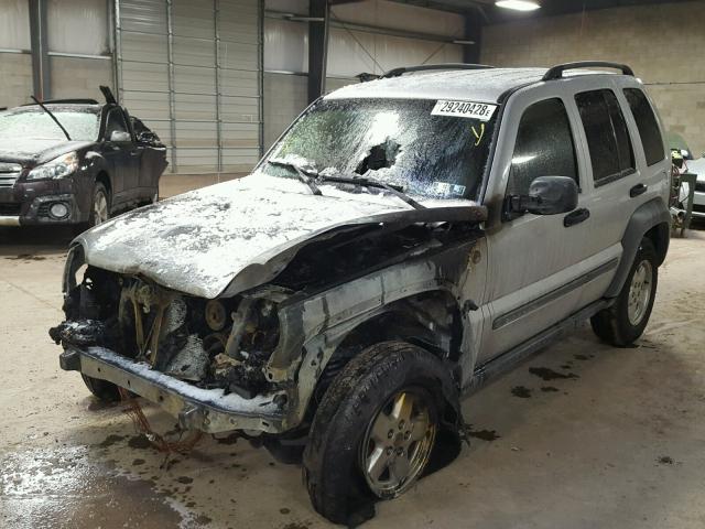 1J8GL48K85W671349 - 2005 JEEP LIBERTY SP SILVER photo 2