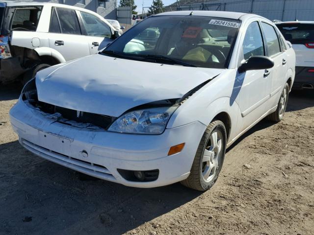 1FAHP34N16W183491 - 2006 FORD FOCUS ZX4 WHITE photo 2