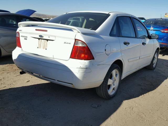 1FAHP34N16W183491 - 2006 FORD FOCUS ZX4 WHITE photo 4