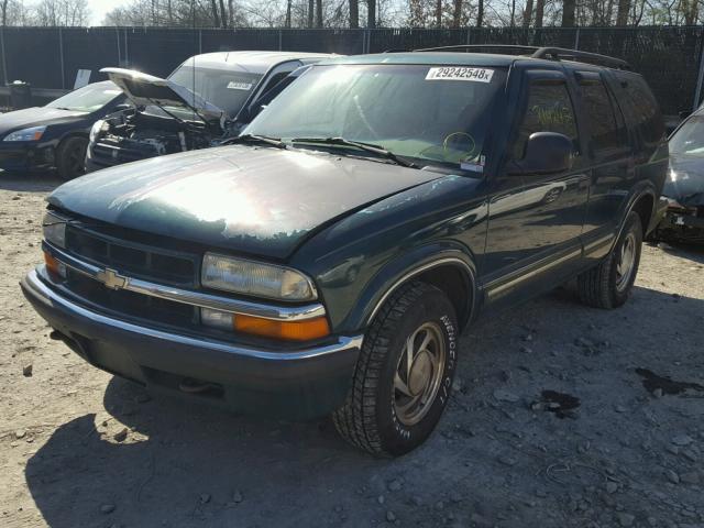 1GNDT13W1W2275167 - 1998 CHEVROLET BLAZER GREEN photo 2