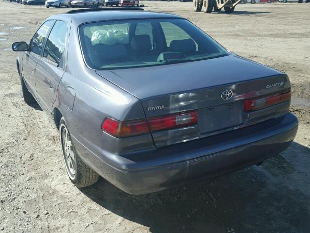 4T1BF28K1WU050332 - 1998 TOYOTA CAMRY CE GRAY photo 3