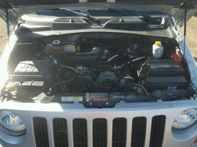 1J4GL38K25W638004 - 2005 JEEP LIBERTY RE SILVER photo 7