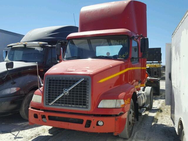 4V4M19GH46N399350 - 2006 VOLVO VN VNM RED photo 2