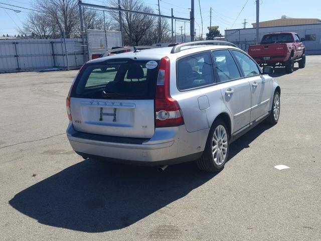 YV1MW682052041680 - 2005 VOLVO V50 T5 SILVER photo 4