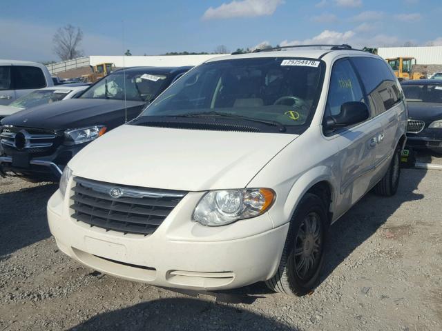 2C4GP54L25R214108 - 2005 CHRYSLER TOWN & COU WHITE photo 2