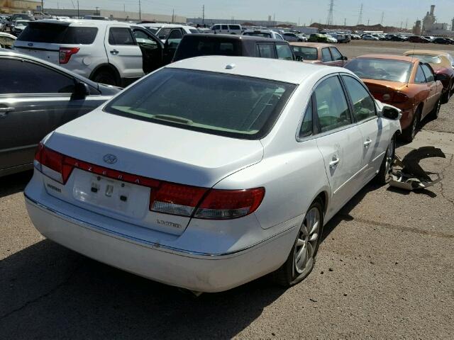 KMHFC46FX8A309318 - 2008 HYUNDAI AZERA SE WHITE photo 4