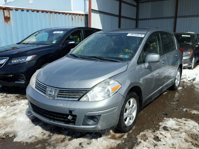 3N1BC13E59L413743 - 2009 NISSAN VERSA S GRAY photo 2