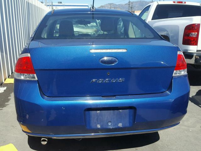 1FAHP32N98W186323 - 2008 FORD FOCUS S/SE BLUE photo 9