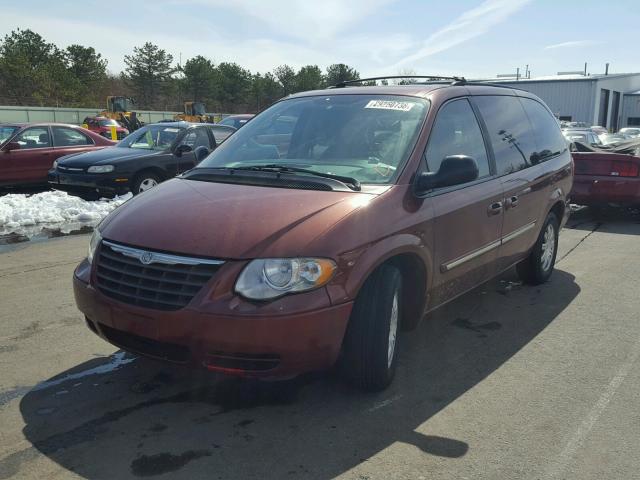 2A4GP54L47R156211 - 2007 CHRYSLER TOWN & COU BURGUNDY photo 2