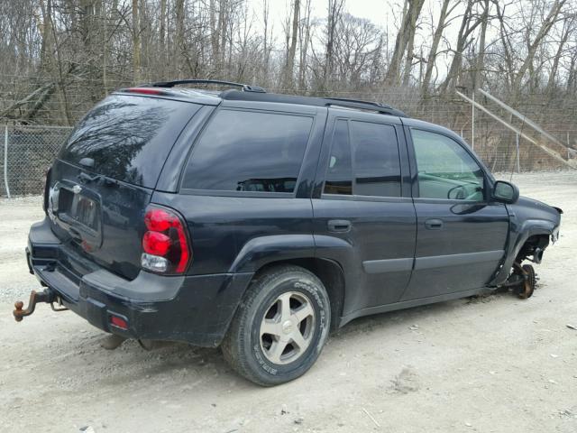 1GNDT13S452142558 - 2005 CHEVROLET TRAILBLAZE BLACK photo 4