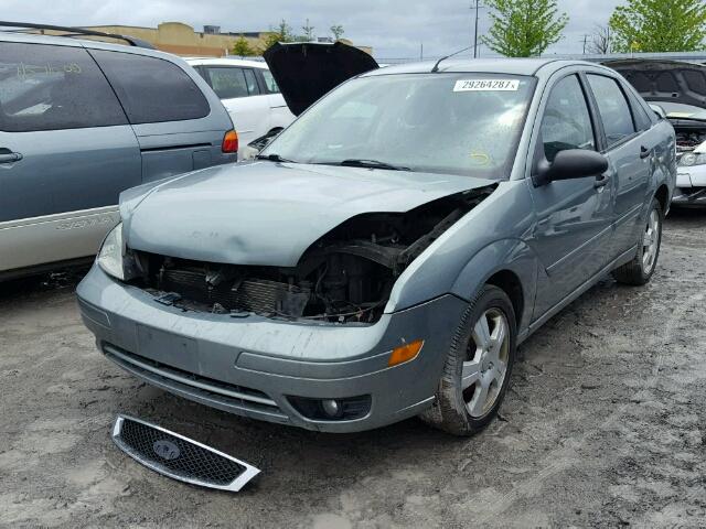 1FAFP34NX6W140310 - 2006 FORD FOCUS ZX4 GRAY photo 2