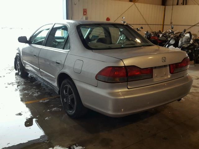 1HGCF86671A047951 - 2001 HONDA ACCORD VAL SILVER photo 3