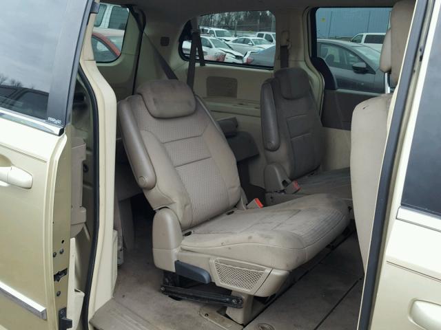 2A4RR5D11AR282700 - 2010 CHRYSLER TOWN & COU BEIGE photo 6