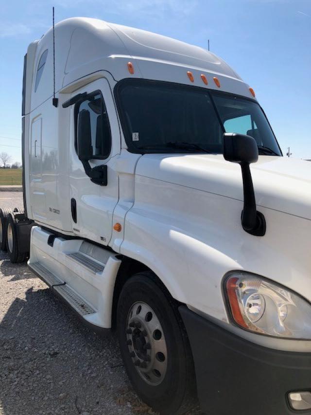 1FUJGLDR7CSBK1221 - 2012 FREIGHTLINER CASCADIA 1 WHITE photo 2