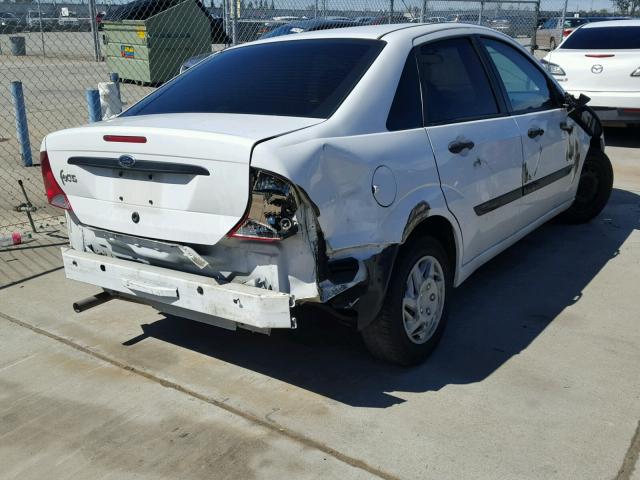 1FAFP33Z34W132518 - 2004 FORD FOCUS LX WHITE photo 4