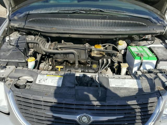 2C4GP74L72R702008 - 2002 CHRYSLER TOWN & COU SILVER photo 7