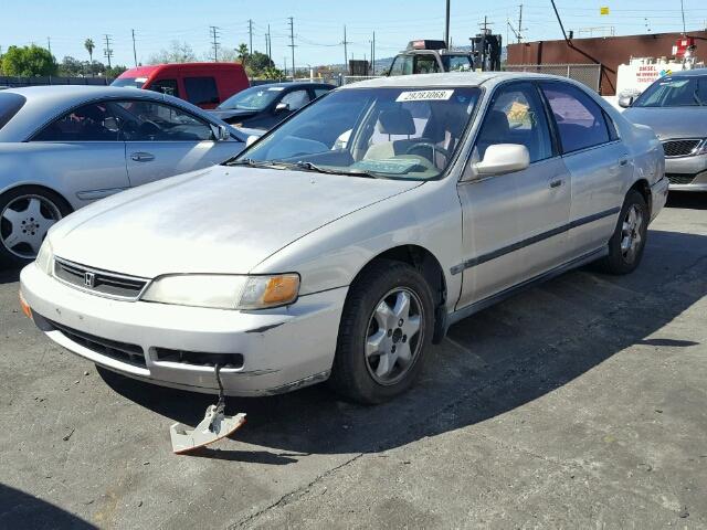 1HGCD5637TA285814 - 1996 HONDA ACCORD LX SILVER photo 2