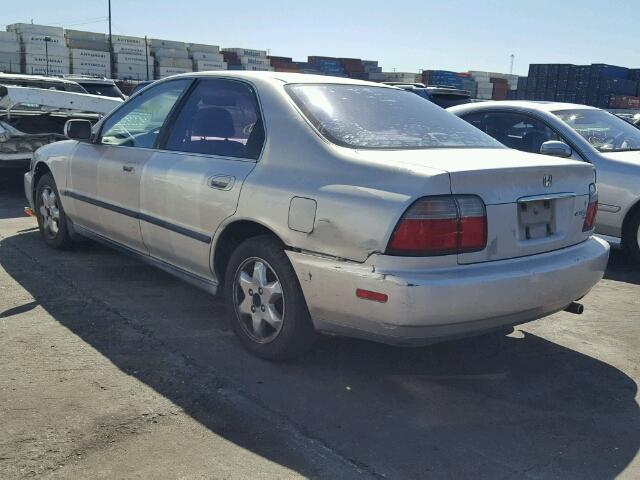 1HGCD5637TA285814 - 1996 HONDA ACCORD LX SILVER photo 3