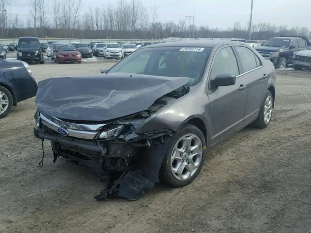 3FAHP0HA2BR272652 - 2011 FORD FUSION SE GRAY photo 2