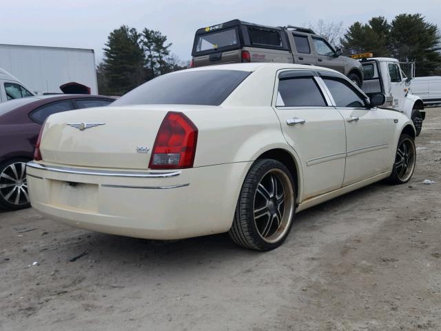 2C3KA53G56H519176 - 2006 CHRYSLER 300 TOURIN WHITE photo 4