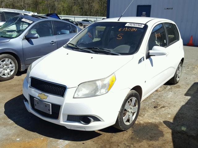 KL1TD66E89B673084 - 2009 CHEVROLET AVEO LS WHITE photo 2