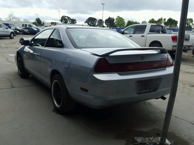 1HGCG3243WA009709 - 1998 HONDA ACCORD LX SILVER photo 3