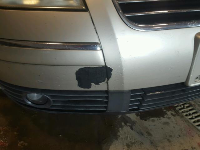 WVWRH63B84P207359 - 2004 VOLKSWAGEN PASSAT GLX GOLD photo 9