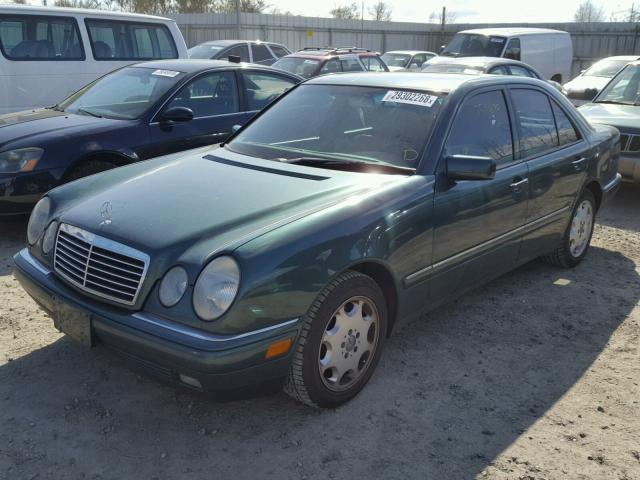 WDBJF65F7WA654868 - 1998 MERCEDES-BENZ E 320 GREEN photo 2