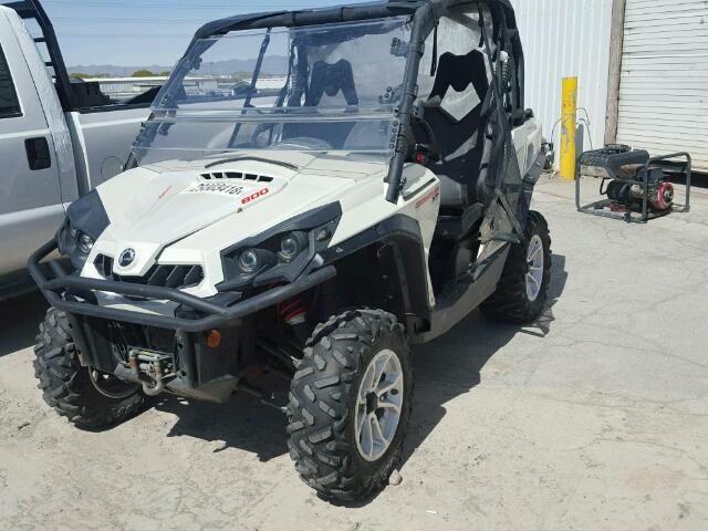 3JBKKAN29FJ000267 - 2015 CAN-AM COMMANDER WHITE photo 2