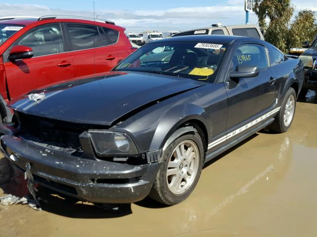 1ZVHT80N775350840 - 2007 FORD MUSTANG GRAY photo 2