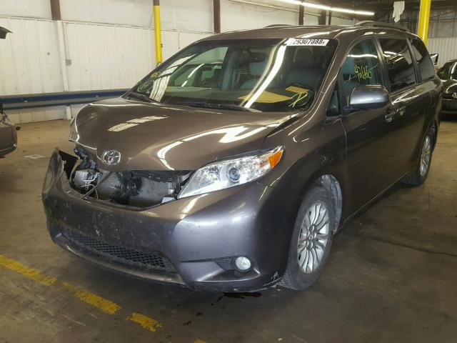 5TDYK3DC5GS714443 - 2016 TOYOTA SIENNA XLE GRAY photo 2