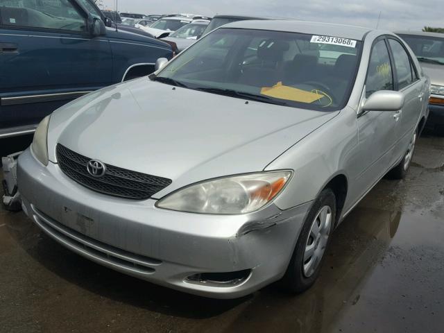 JTDBE32K420069108 - 2002 TOYOTA CAMRY LE SILVER photo 2