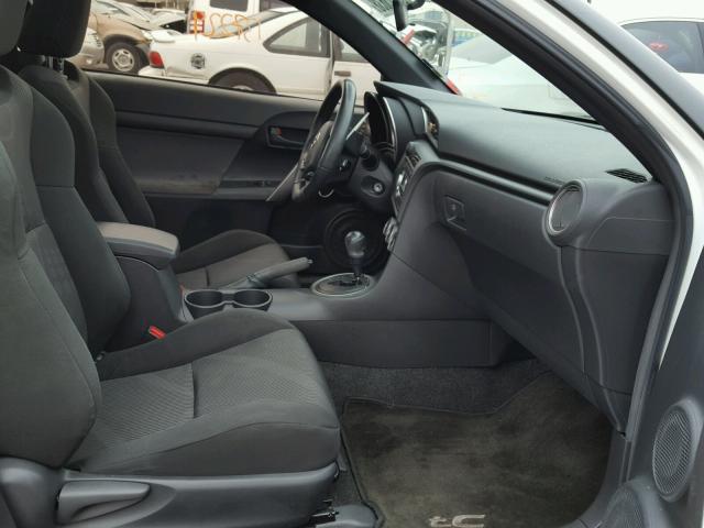 JTKJF5C78B3003926 - 2011 TOYOTA SCION TC 白色 照片 5