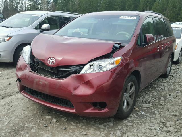 5TDKK3DC6DS293723 - 2013 TOYOTA SIENNA LE RED photo 2