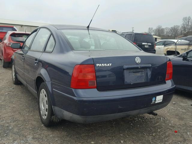 WVWMA63BXWE165872 - 1998 VOLKSWAGEN PASSAT GLS BLUE photo 3