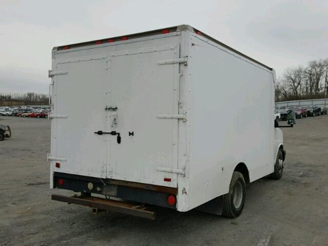 1GBJG31U551261939 - 2005 CHEVROLET TRUCK WHITE photo 4