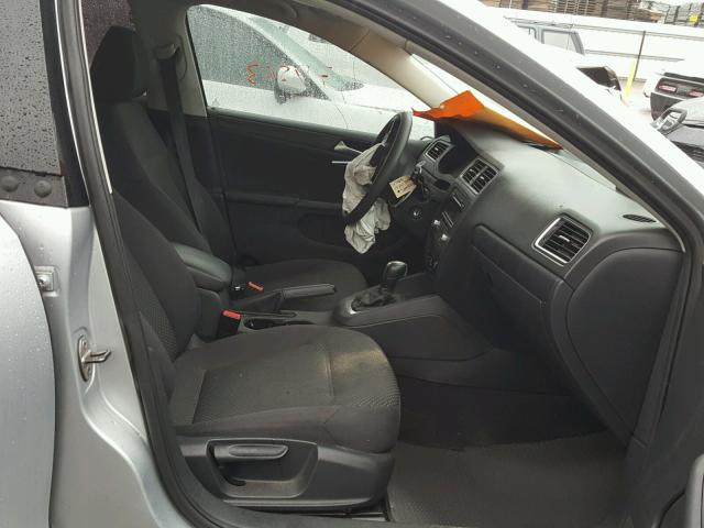 3VW2K7AJ8DM296310 - 2013 VOLKSWAGEN JETTA BASE 银色 照片 5