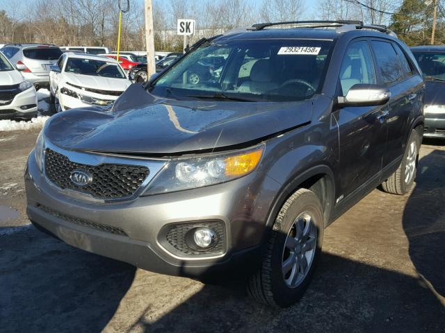 5XYKTDA16BG178443 - 2011 KIA SORENTO BA GRAY photo 2