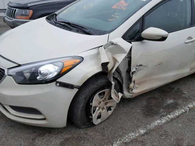 KNAFK4A65F5372540 - 2015 KIA FORTE LX WHITE photo 9